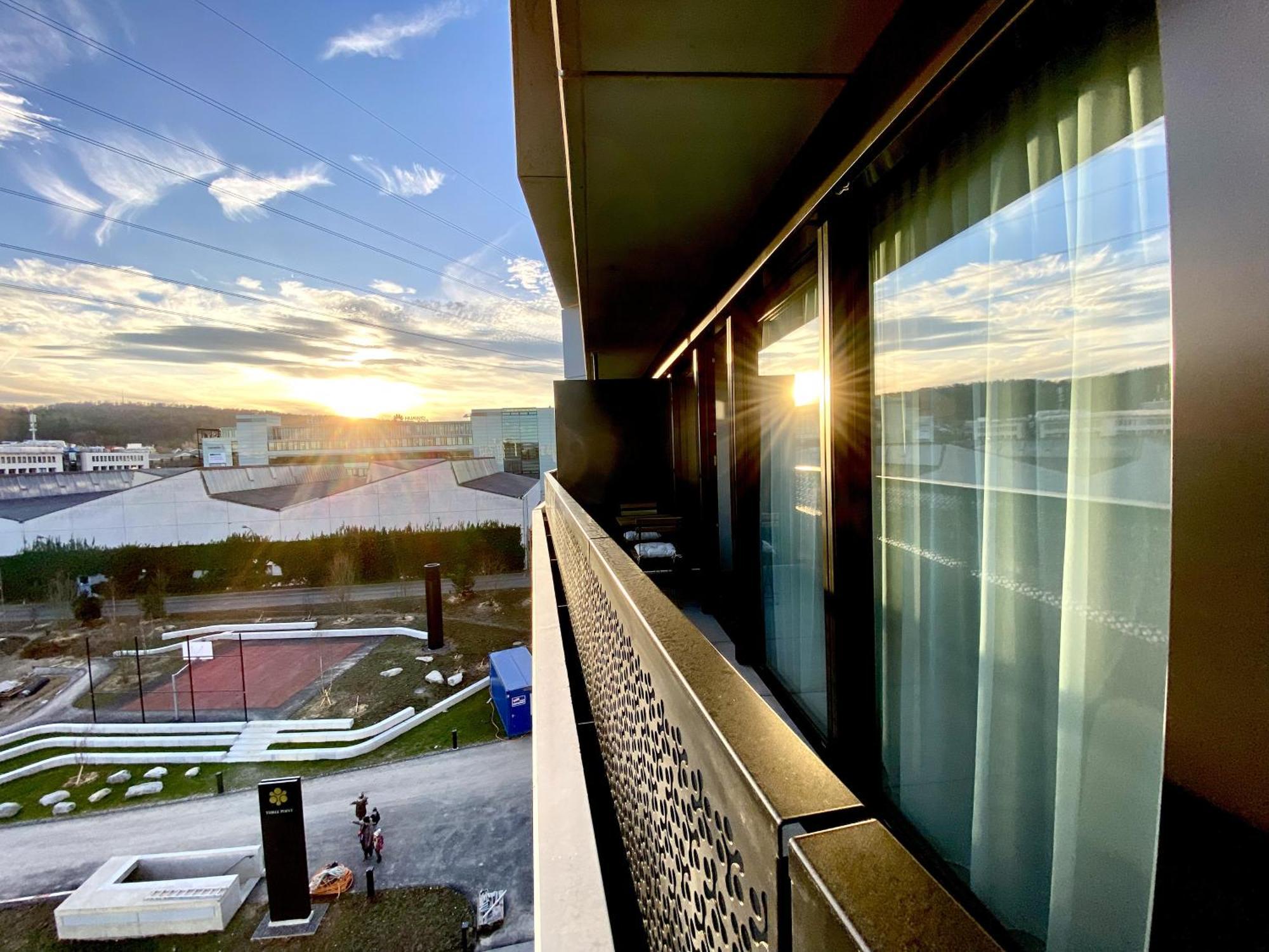 Glad Spot: Zurich - Central - Design - Netflix Exteriör bild
